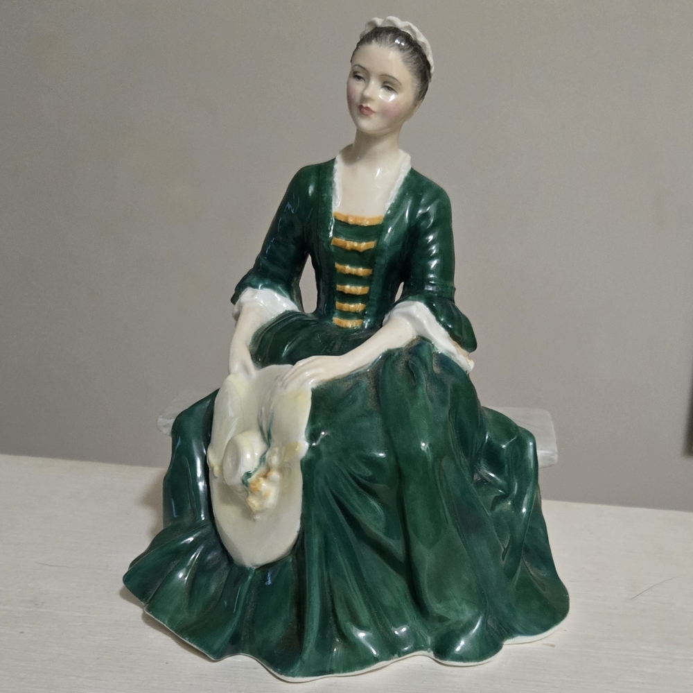Vintage Royal Doulton Porcelain Figurine A Lady From Williamsburg HN 2228